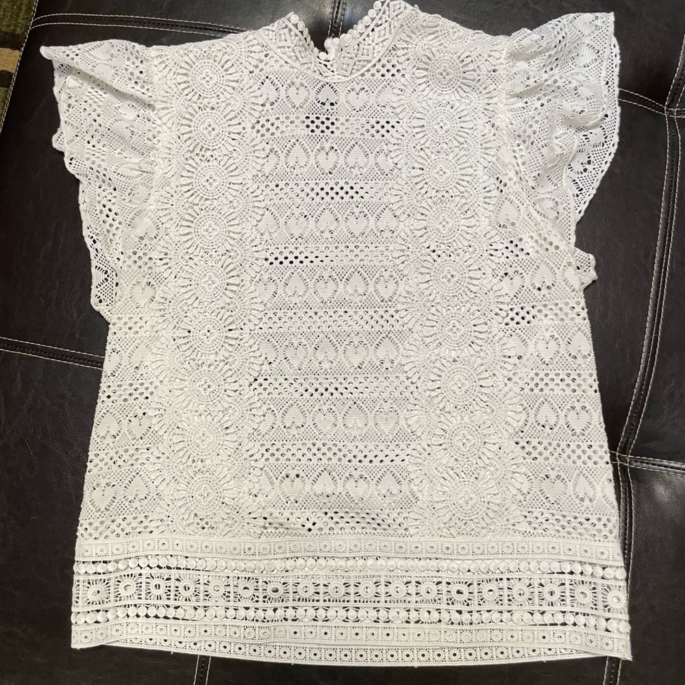Crème lace sleeveless blouse